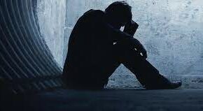در افسرده خویی افسردگی خفیف و مزمن می باشد، معمولاً در افسردگی خفیف علائم افسردگی کمتر است و معمولاً دو سال یا بیشتر طول می‌کشد.